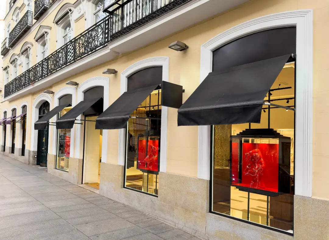 Façade vitrine de magasin en aluminium sur mesure à Villeneuve-d'Ascq